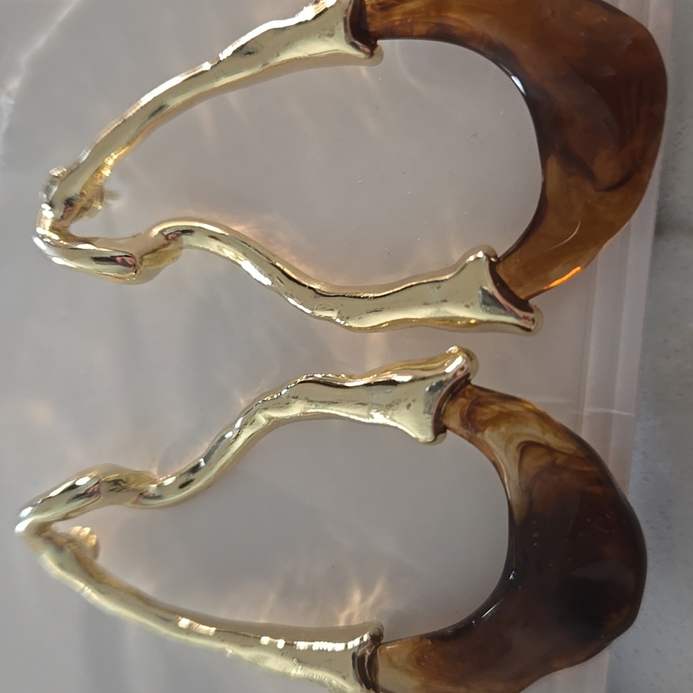 Gold Clear RESIN Lucite Hoop Earrings. Designer LOOKS 4 LESS New Top Seller - Picture 6 of 6